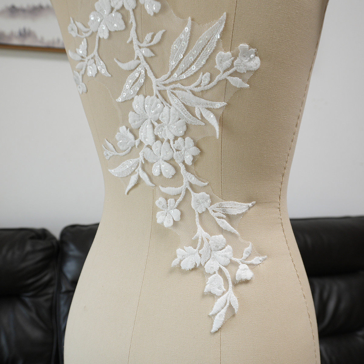Białe kwiatowe aplikacje z cek – Craft Embellishment recenzja i cena